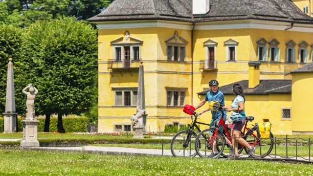 zwei Radfahrer bei einer Pause in Hellbrunn